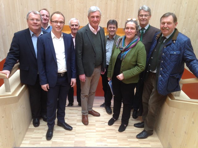 Bürgermeister Harald Preuner mit den Bürgermeistern der Umgebungsgemeinden. | Foto: RVS