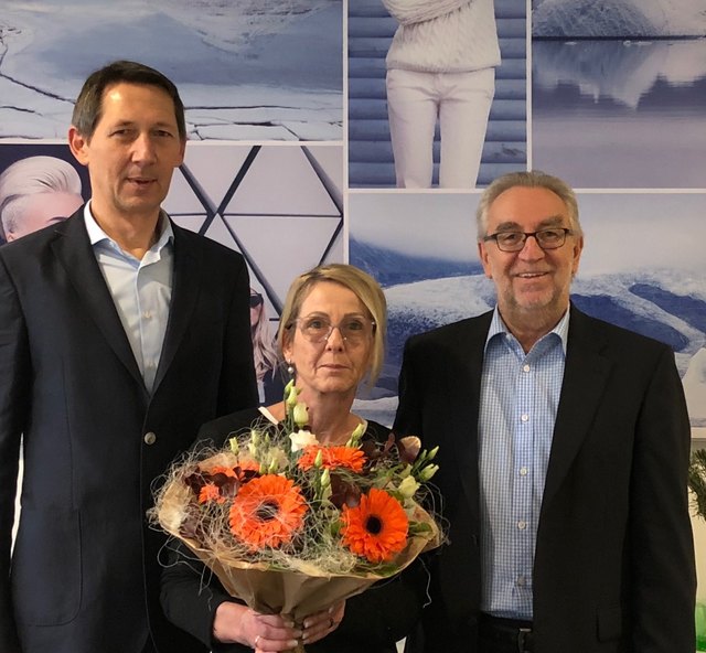 Joseph Lorenz (rechts) überreicht zusammen mit Personalleiter Richard Franz ein Geschenk und einen Blumenstrauß an Sonja Raab. | Foto: Lorenz Shoe Group