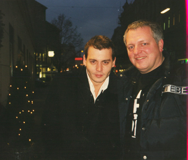 Johnny Depp (links) und Conny de Beauclair vor dem Hotel Triest Dezember 1997. | Foto: Conny de Beauclair