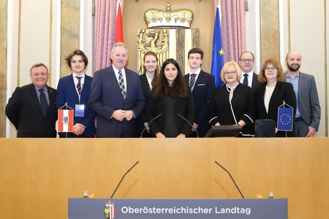 Viktor Sigl (2.v.l.) sprach zu den Jugendlichen. | Foto: Land OÖ/Heinz Kraml