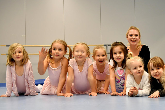 Die kleinen Schwäne mit ihrer Tanzlehrerin Pia Votava. | Foto: Spitzauer