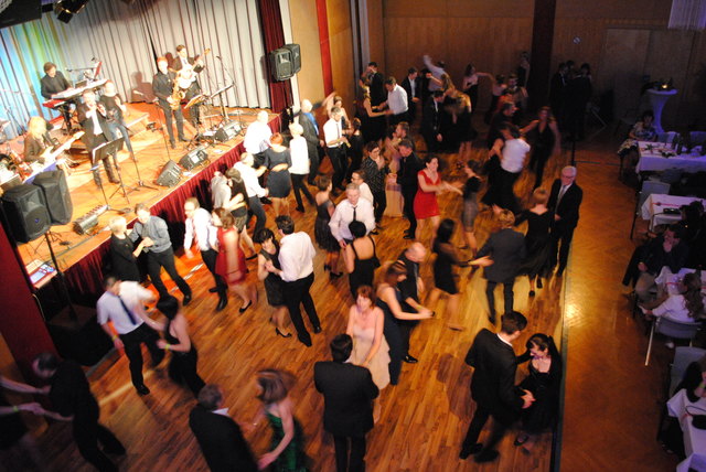 Am Sportlerball in St. Stefan legen die Gäste gerne eine flotte Sohle auf das eigens dafür geschaffene Tanzparkett.