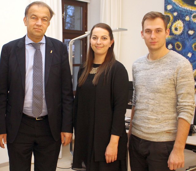 Rektor Meinhard Lukas mit Edin Kustura und Helena Ziegler | Foto: ÖH/Buhl