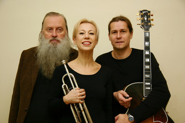Künstlerische Ménage-à-trois: Christian Schreibmüller, Michaela Rabitsch und Robert Pawlik verbinden Literatur und Jazz. | Foto: Christian Schreibmüller