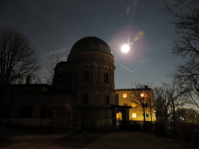 Die Kuffner-Sternwarte vor dem Supervollmond