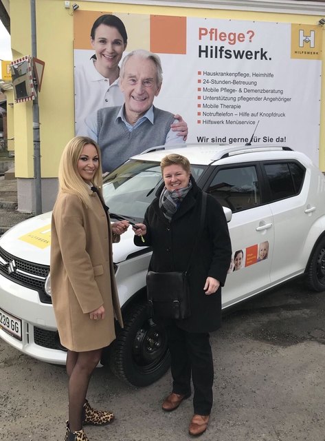Übergabe vom Autohaus Auer. Im Bild: Regina Gebhart (Hilfswerk, l.) und Natascha Wittmann (r.). | Foto: Hilfswerk Aspang