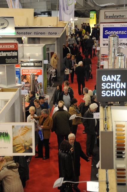 FREISTADT. Die Baumesse Freistadt wurde heute vom VPrs. Mag. Ulrike Rabmer-Koller erfolgreich erffnet. Unter den Ehrengsten: Messeprsident Mag. Gerhard Pirklbauer, Bgm. Mag. Christian Jachs und KommRtin Gabriele Lackner-Strauss . DI Otto Vesely von der WK Sdbhmen folgte ebenso der Einladung der Baumesse Freistadt. Beim traditionellen Rundgang durch die Messehallen informierten sich die Ehrengste zum Thema Bauen, Wohnen und Energiesparen.
Fr Besucher ist die Baumesse noch heute bis 18 Uhr sowie Sam