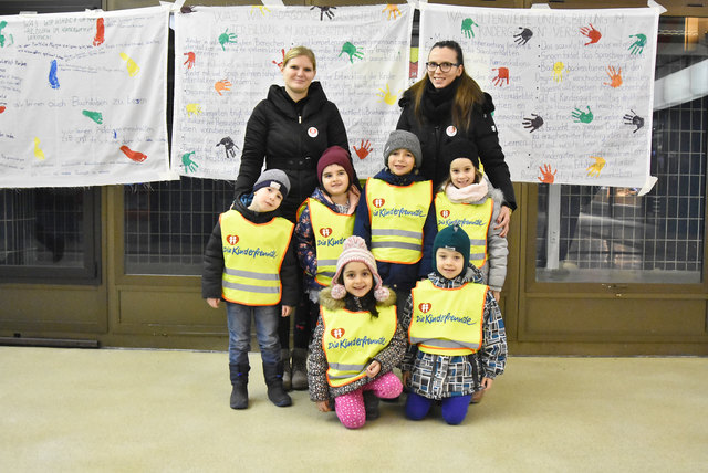 Unterstützt von den Pädagoginnen, interviewten die Kindergartenkinder Passanten am Franz-Josefs-Bahnhof.