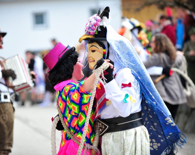 Auftakt des Umzugs in Grinzens: Die prächtige Tuxer als Symbol des Frühlings bitten zum Tanz!
