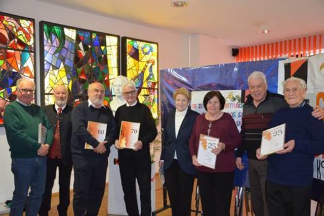 Die geehrten, langjährigen Mitglieder mit dem Vorsitzenden Siegfried Oberhofer (2.v.l) und dem Leiter Ernst Walcher (2.v.r.). | Foto: Kolpingsfamilie Kufstein