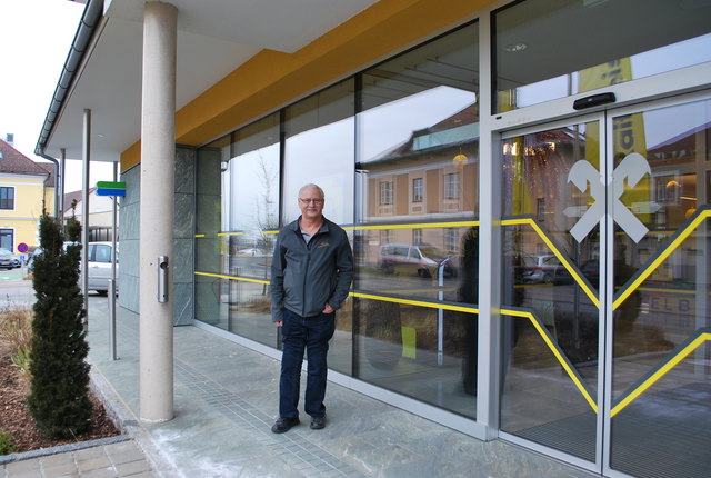 Beim Neubau der Raiffeisenbank war Peter Schwagerle in die Planung eingebunden. Ergebnis: Es gibt sogar Schilder in Blindenschrift, einen eigenen barrierefreien Besprechungsraum etc.