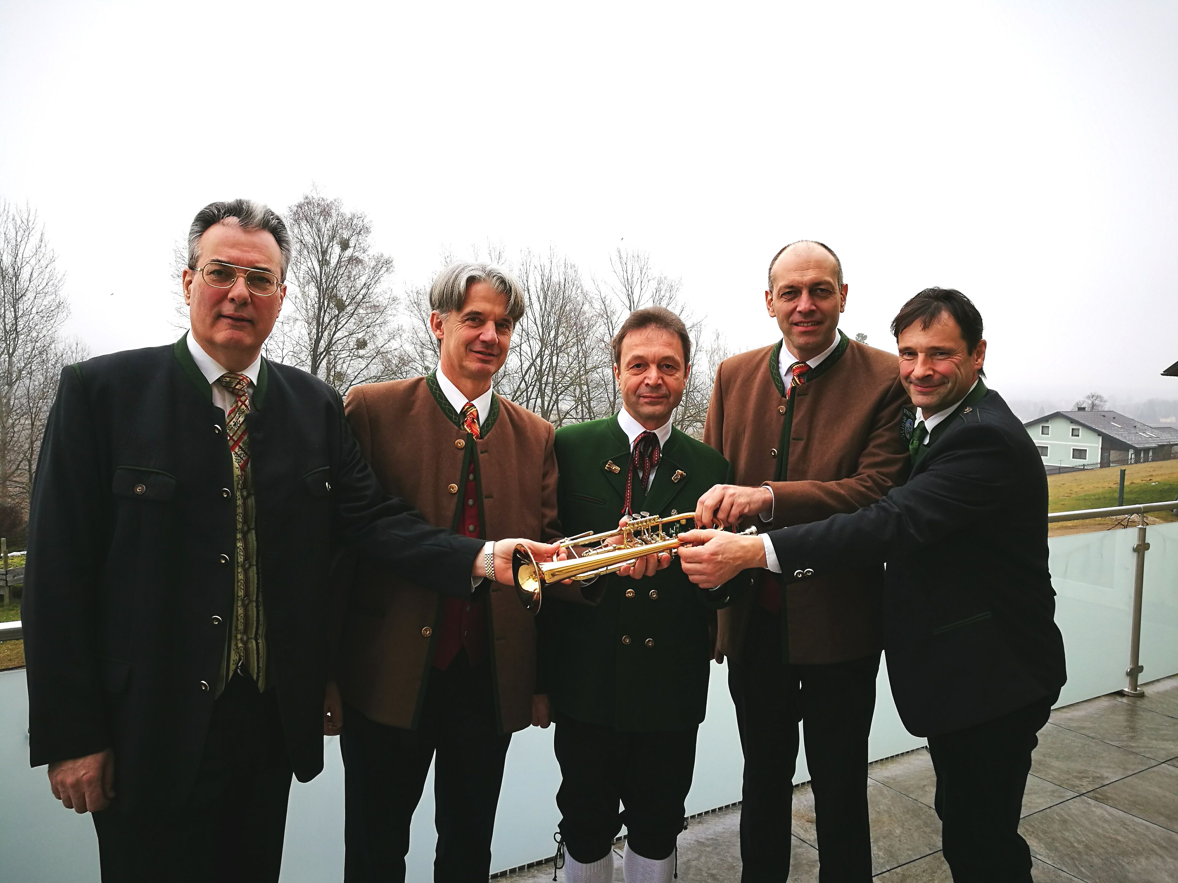 Bezirkshauptmann HR Helmut-Theobald Müller, Musikschule-Dir. Christian Leitner, Blasmusik-Bezirks Obmann Dir. Christian Lind und Bez. Kpm. Gerhard Absenger schmieden bereits Pläne für die Feierlichkeiten in der Bezirkshauptstadt (v.l.). Rechts Bgm. Franz Silly.