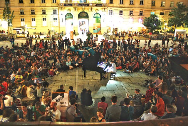 Das "Open Piano for Refugees" darf jeder bespielen. Im Juni tourt der Verein durch die Stadt. | Foto: Open Piano for Refugees