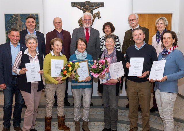 Die ausgezeichneten Mitglieder mit den Ehrengästen und mit Obmann Josef Faistauer (Bildmitte hinten). | Foto: Nikolaus Faistauer