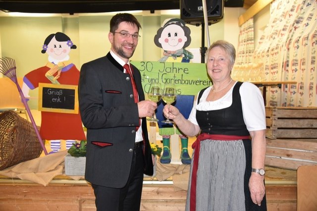 Neo-Ehrenobfrau Maria Christ übergab ihr Amt an ihren Nachfolger Thomas Oberdanner.