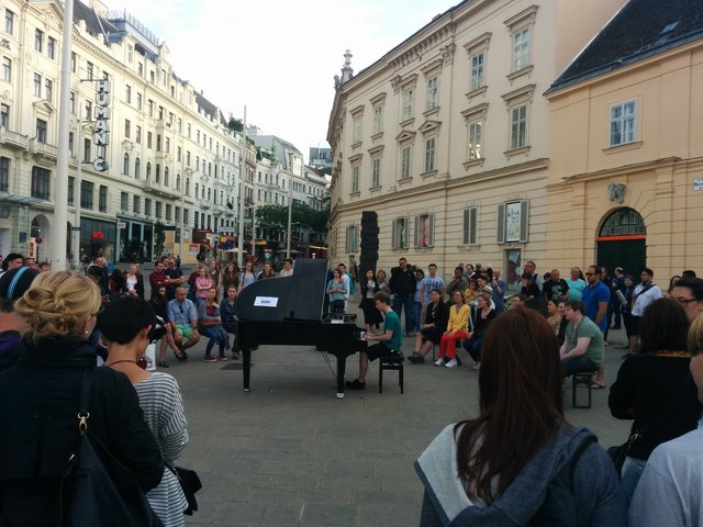 Das "Open Piano for Refugees" darf jeder bespielen. Im Juni tourt der Verein durch die Stadt. | Foto: Open Piano for Refugees