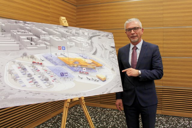Davor Sertic, Obmann der Sparte Transport&Verkehr, vor dem Modell des neuen Bus-Terminals am Verteilerkreis