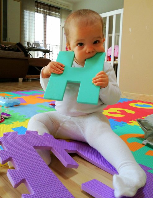 Unsere kleine Enkelin Helena lernt das Alphabet