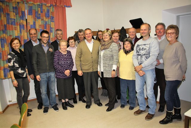 Obmann Gottfried Mekis (Bildmitte) mit den Bgm. Ursula Rauch und Karl Ziegler im Kreis der Vinzenzgemeinschaft Fernitz-Kalsdorf.