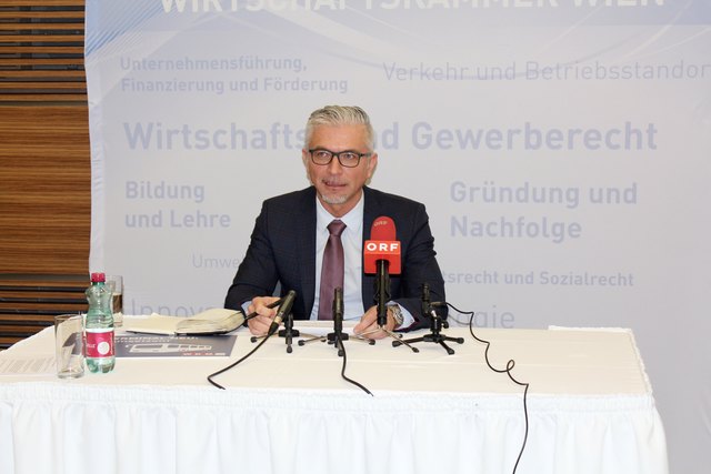 Davor Sertic, Obmann der Sparte Transport&Verkehr präsentiert Entwürfe und das Konzept für Wien´s neues Fernbusterminal am Verteilerkreis Favoriten