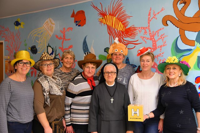 Am Foto von li: Erika Ganglberger (Verein EKiZ Wichtelhaus), Anneliese Bräuer (Lebenshaus Stützpunktleiterin Hilfswerk), Ingrid Kastner, Klara Pammer und Schwester Maria Angelika (Hilfswerk Verein Oberneukirchen), Monika Krautgartner, Sissy Wolfesberger (Assistentin Lebenshaus Hilfswerk) und Hilfswerk Verein Obfrau Elisabeth Freundlinger