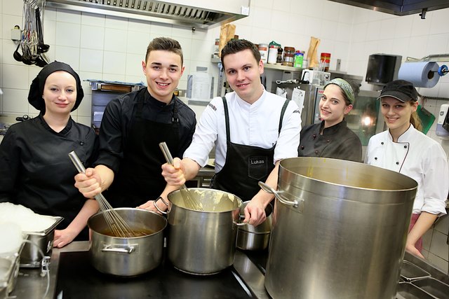Dominik Süß (2. v. l.) kochte beim CULINARYartFESTIVAL 2.0 dabei. | Foto: Foto: WKO