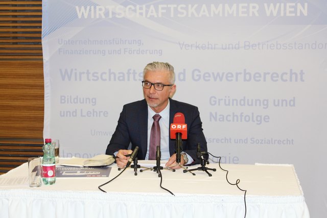 Davor Sertic, Obmann der Sparte Transport&Verkehr präsentiert Entwürfe und das Konzept für Wien´s neues Fernbusterminal am Verteilerkreis Favoriten