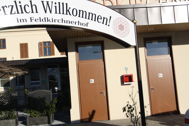 Hinter dem Feldkirchnerhof befindet sich beim Eingang zur neuen öffentlichen WC-Anlage der vierte Defibrillator von Feldkirchen.