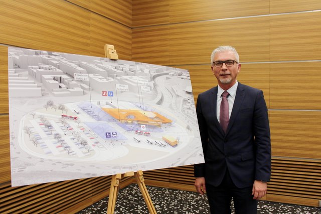 Davor Sertic, Obmann der Sparte Transport&Verkehr, vor dem Modell des neuen Bus-Terminals am Verteilerkreis