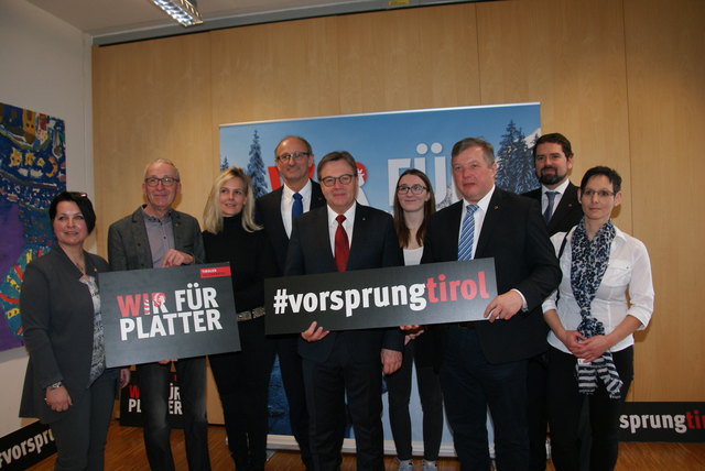 Start in den Wahlkampf: LH Günther Platter, LT-Vizepräsident Anton Mattle und Bernhard Tilg mit dem KandidatInnen aus Landeck.