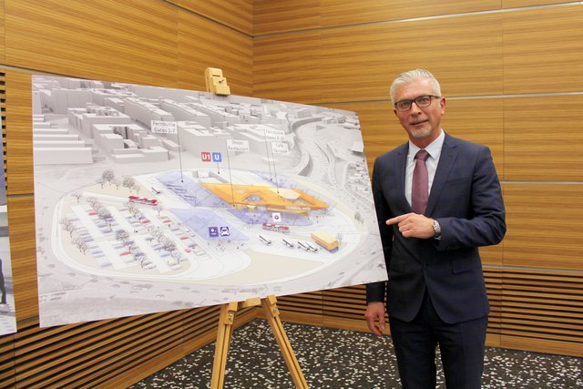 Davor Sertic, Obmann der Sparte Transport&Verkehr, vor dem Modell des neuen Bus-Terminals am Verteilerkreis