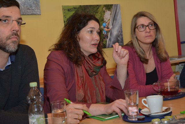 Zusammen mit den Spitzenkandidaten Bernd Suitner, für Imst, und Regina Karlen, für Reutte, stellte Ingrid Felipe Spitzenkandidatin der GRÜNEN in Tirol, die Antwort der GRÜNEN auf die geplanten Tunnelprojekte auf der Fernpassroute vor
