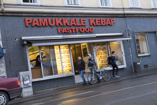 Pamukkale Reizwasche Und Ein Lokal Voll Beamter Graz