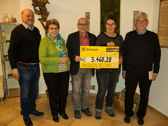 BGM Hans Warter (Gemeinde Piesendorf), Resi Steiner (Hilfswerk), Georg Bernhard (Lebenshilfe), Christine Obwaller (Pfarre Piesendorf), Fritz Jahns (Obmann Singverein) | Foto: singverein