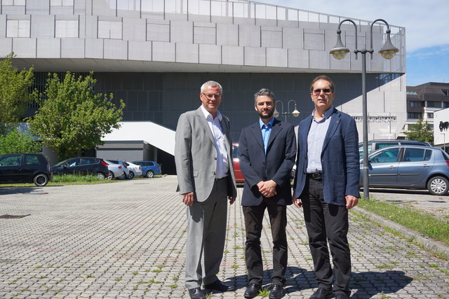 Frühjahr 2016: Bgm. Thomas Steiner, Hollywood Megaplex-GF Mario Hueber und Investor Anton Wagner am geplanten Standort des Eisenstädter Kinos. Dieser wackelt derzeit aber gehörig. | Foto: Handler