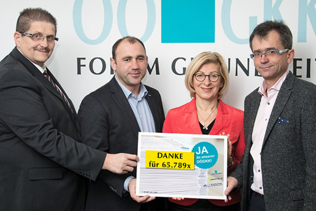 Hubert Kehrer (Obmann Stv. Selbsthilfe OÖ), Albert Maringer (Obmann OÖGKK), Andrea Wesenauer (Direktorin OÖGKK), Dr. Peter Niedermoser (Präsident AEKOOE) präsentieren die Unterschriftenliste. | Foto: Schindler/OÖGKK