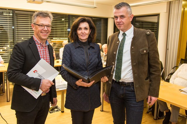 Bernhard Wiesinger (Salzburg AG), Martina Rainer-Ahamer (Salzburg Wohnbau) und Bürgermeister Bernhard Weiß. | Foto: Salzburg AG