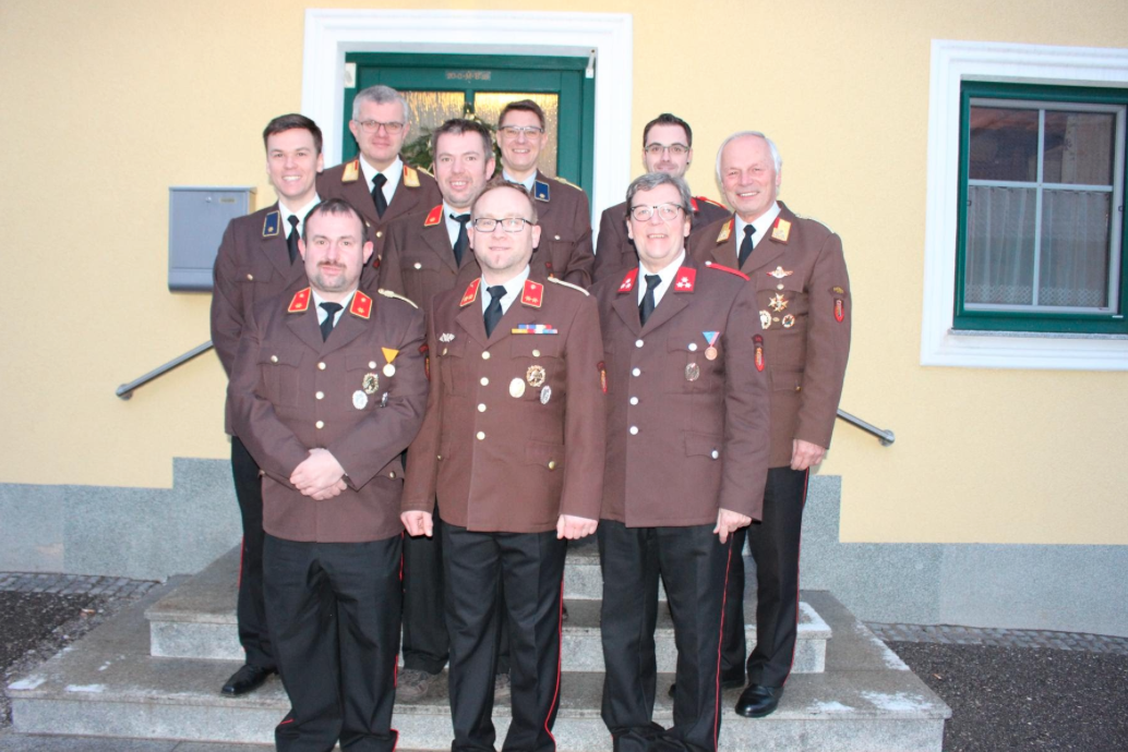 Das Kommando der FF Erdmannsdorf mit Bezirksfeuerwehrchef Franz Seitz und Bürgermeister Josef Lindner.