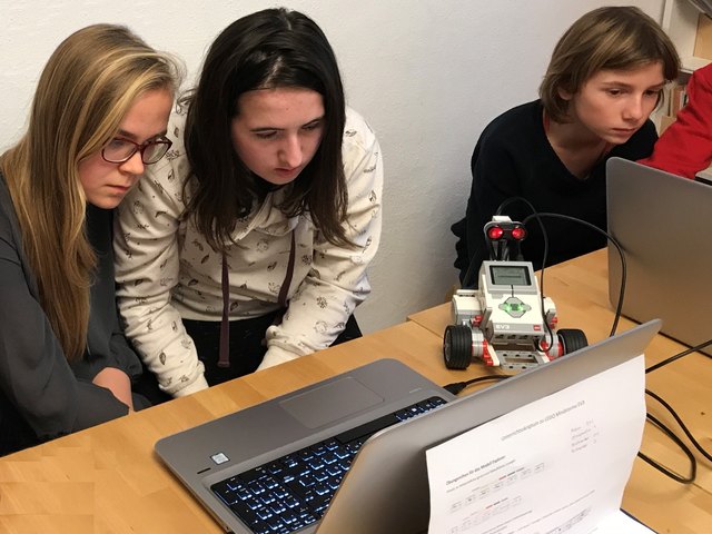 Die Schülerinnen und Schüler der Kompass-Schule üben das Programmieren von Lego Robotern.