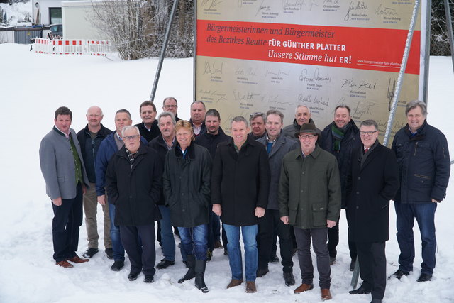 18 der 33 Bürgermeister, die unterschrieben haben, kamen zum Fototermin.