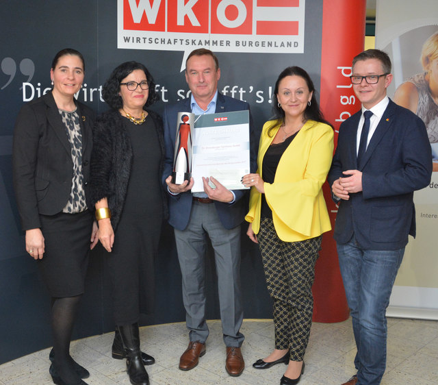 Auch im Mogersdorfer Betrieb von Naturmediziner Michael Ehrenberger (Mitte) wird Familienfreundlichkeit großgeschrieben. | Foto: Wirtschaftskammer