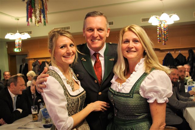 Minister Mario Kunasek mit Partnerin Sabrina Koroschetz und Mama Riki Kunasek (re).