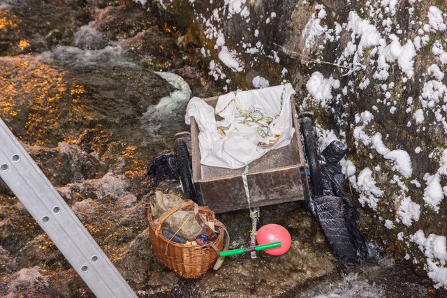Der Laningerwagen im Bach – das sorgt bei den Axamer Fasnachtern für berechtigte Empörung. | Foto: Würtenberger