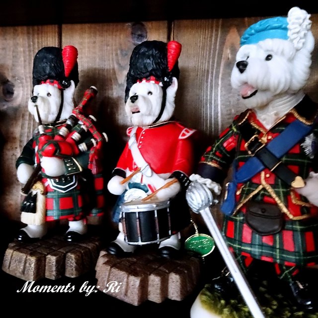 The Bagpiper, the little Drummer, Bonnie Prince Charlie v.l.n.r.