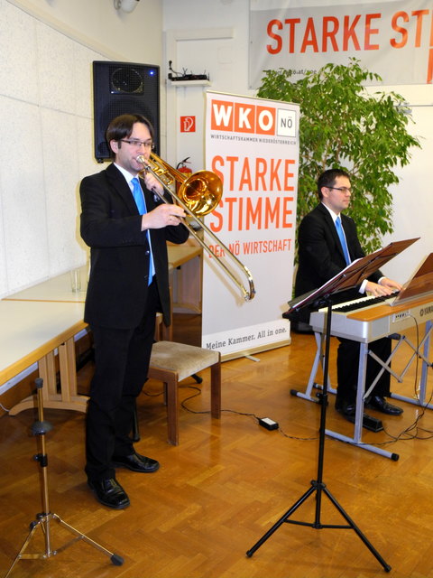 Auch musikalisch ein ansprechender Abend: Herbert und Stefan Grübl
﻿