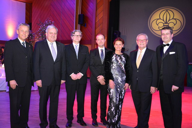 Fürstenfelds Bürgermeister Werner Gutzwar (2.v.l.) mit den Pfadfinderleitern Roswitha Mandl und Sigi Steiner (4.v.r.) und Ehrengästen.