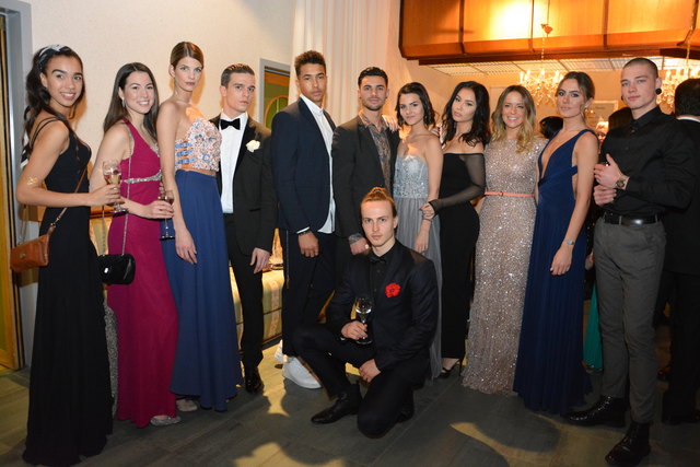 Auch Stardesignerin Marina Hoermanseder (3.v.r.) schaute mit ihren "Austria´s Next Top-Model" beim Fürstenfelder Pfadfinderball vorbei.
