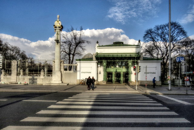Hier geht's zur U-Bahn-Station Stadtpark, früher Stadtbahn-Station, die unübersehbar die Handschrift von Otto Wagner zeigt.