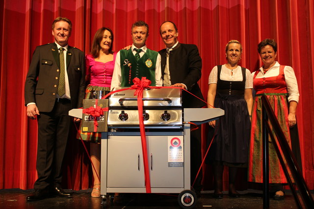 Herr Robert Kober gewann den Hauptgewinn. | Foto: Sofie Thaller