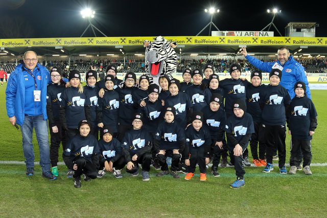 Gruppenfoto mit der U10 und U11 der SPG Perg/Windhaag begleitet von Nachwuchsleiter Hannes Gruber und U10 Coach Matthias Froschauer. | Foto: Matthias Froschauer